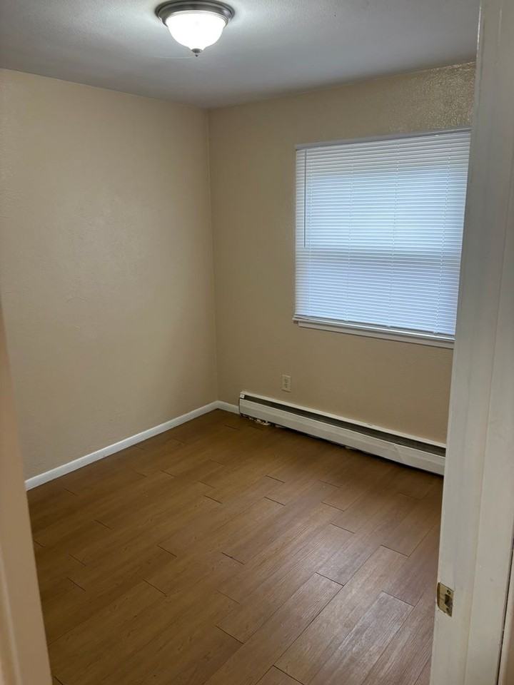 York Apartments - Photo 6 of 32