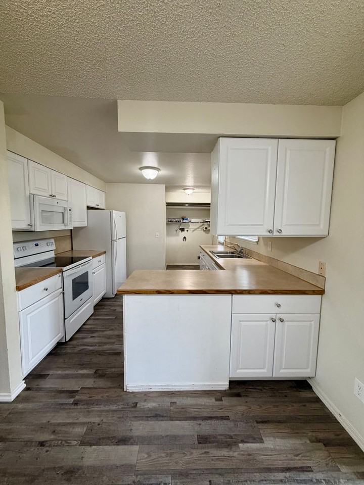 3804 S Cascade St - Photo 4 of 17