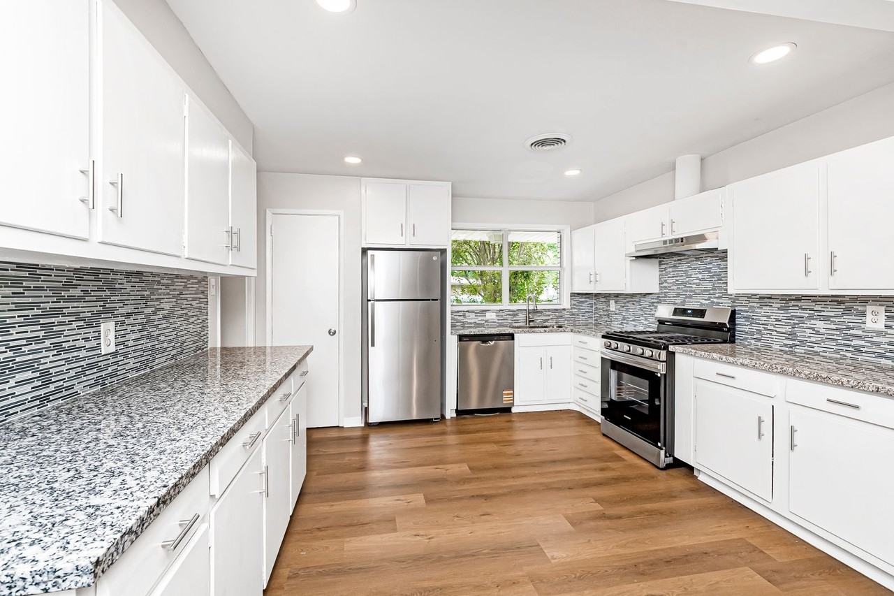 8131 Sholar Dr - Photo 3 of 13