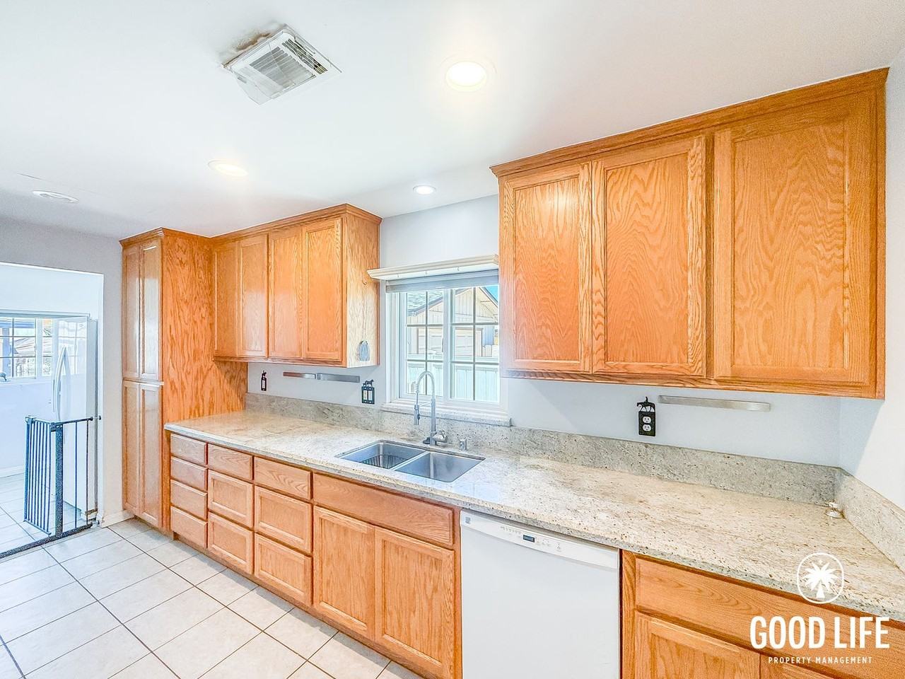 623 E St - Photo 2 of 12
