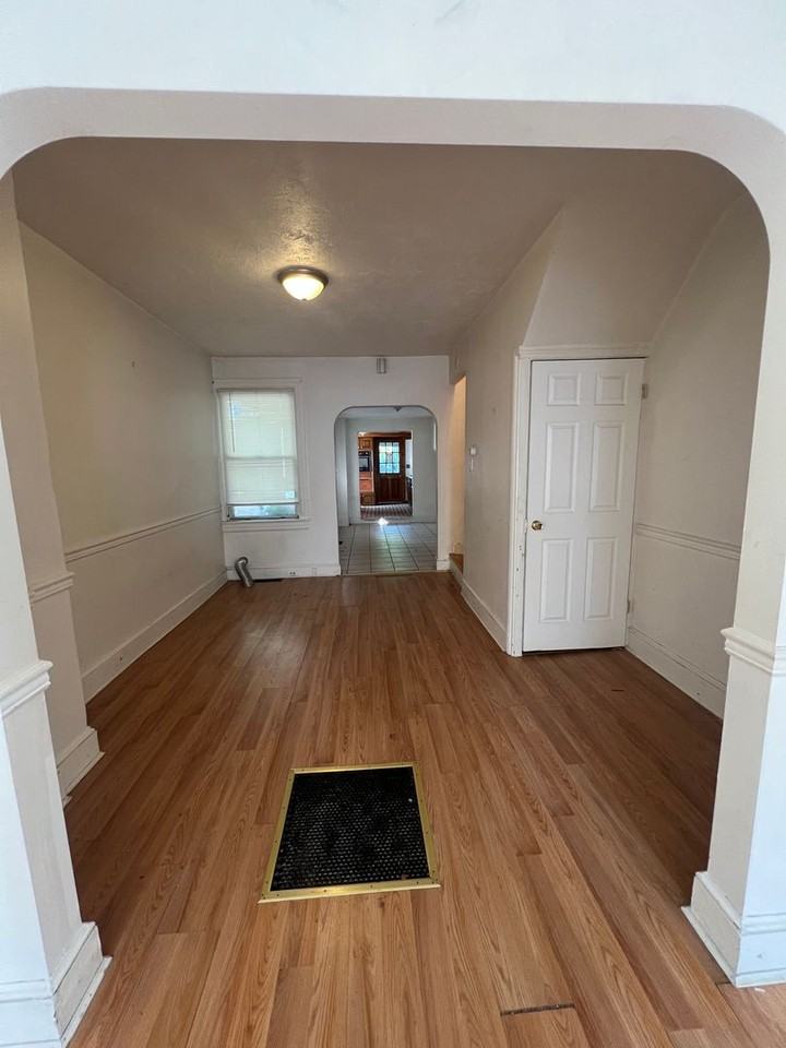 318 S 3rd St - Photo 3 of 8
