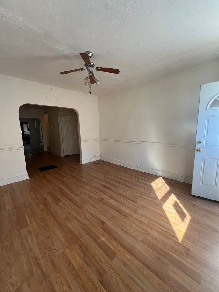 318 S 3rd St - Photo 4 of 8