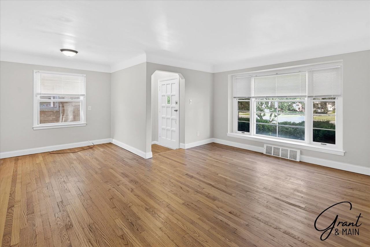 8254 W Parkway St - Photo 2 of 20