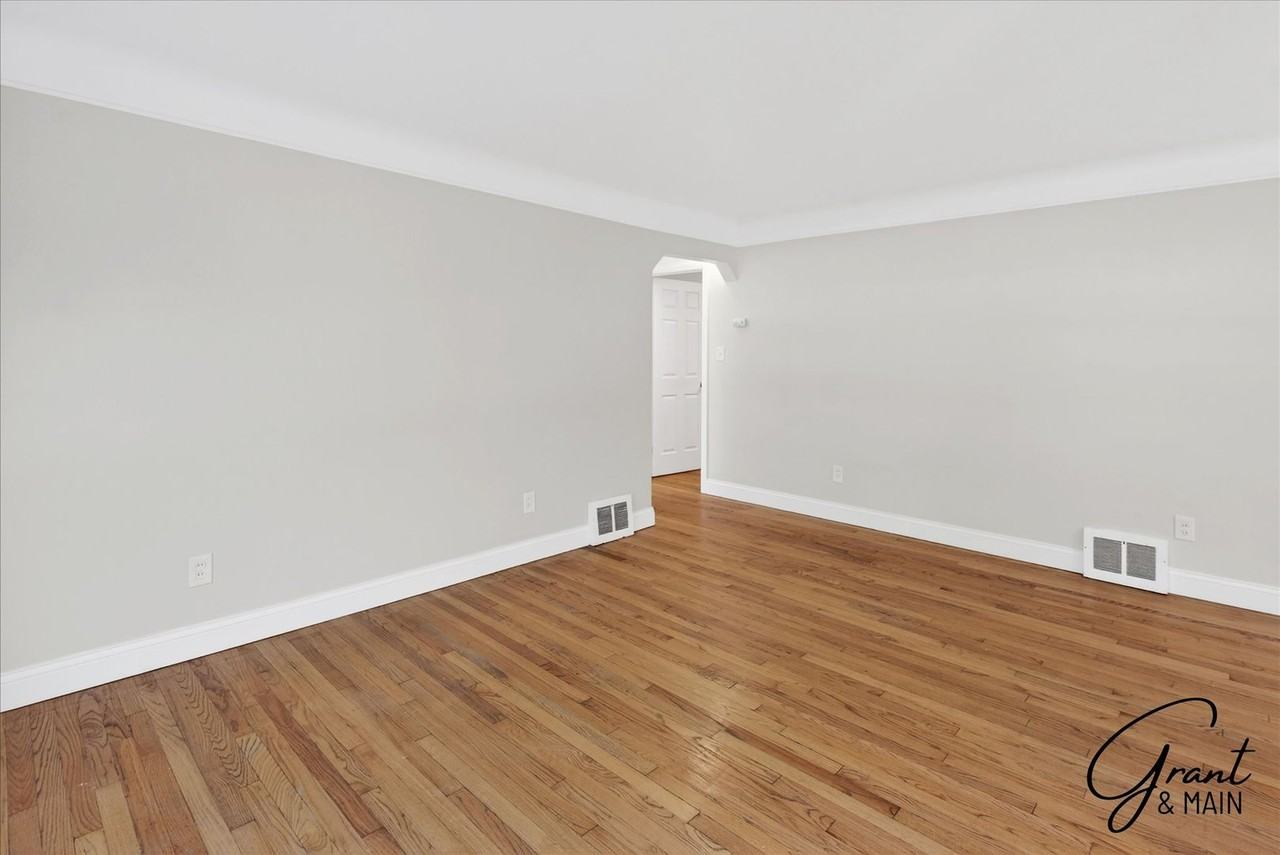 8254 W Parkway St - Photo 3 of 20