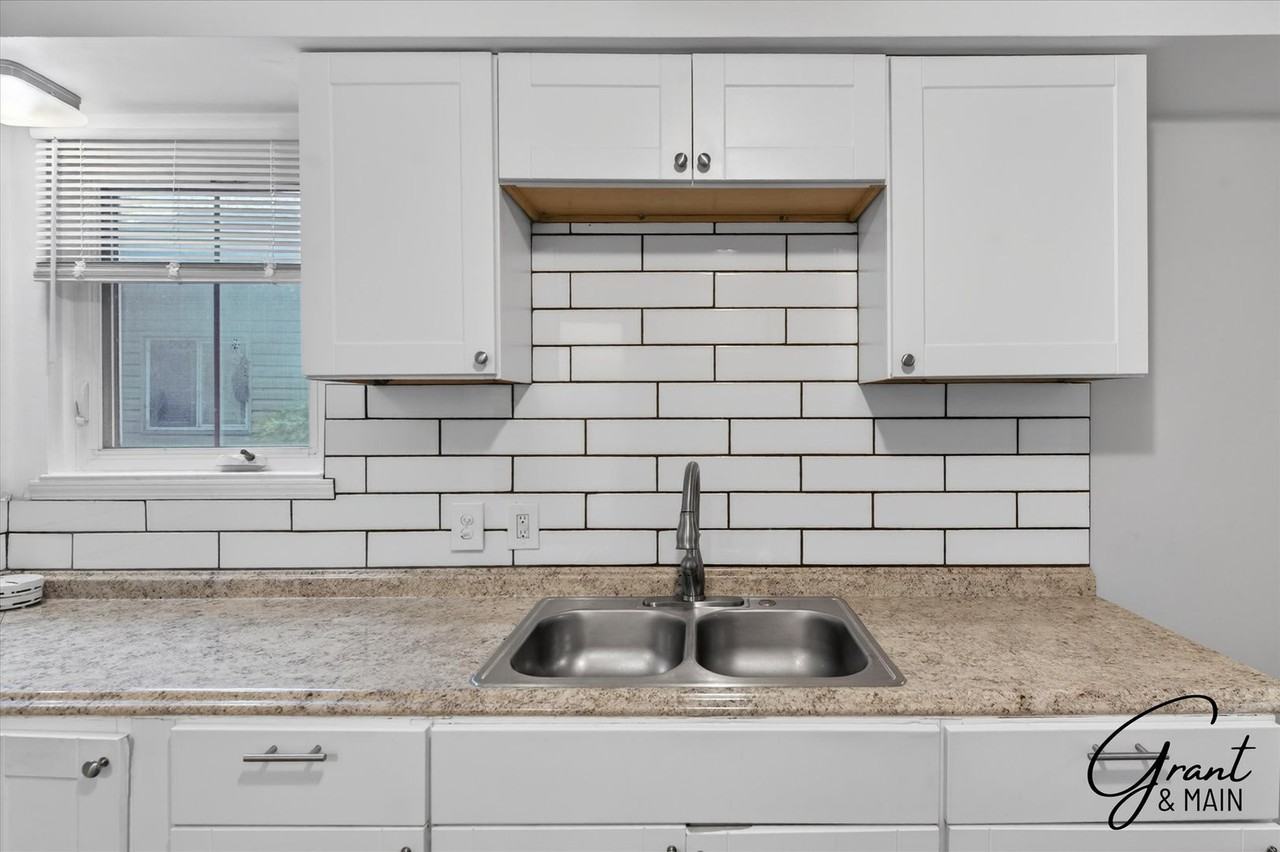 8254 W Parkway St - Photo 6 of 20