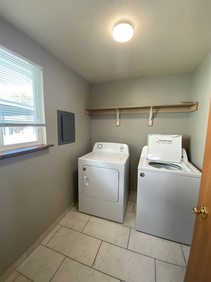 1307B S 15th Ave - Photo 3 of 15