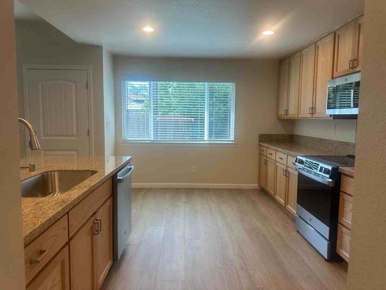 660 Fox Pointe Rd - Photo 4 of 14