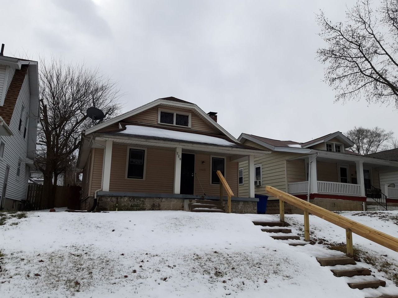 220 Fernwood Ave - Photo 4 of 16