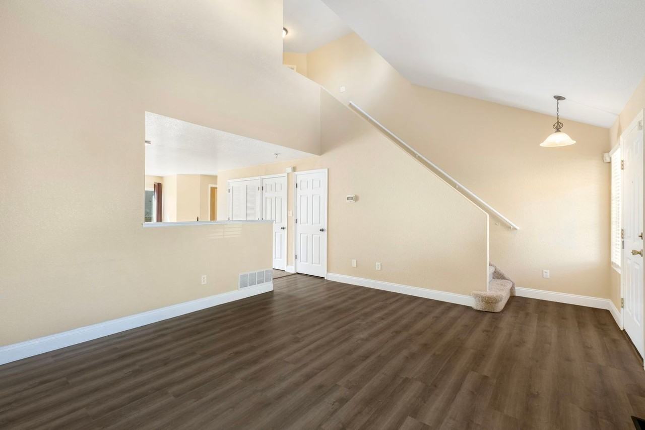 6276 Riverdale Dr - Photo 3 of 33