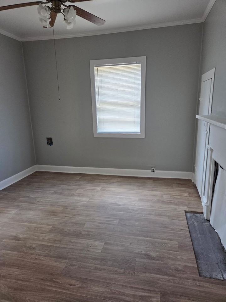 371 Bridge St - Photo 6 of 8
