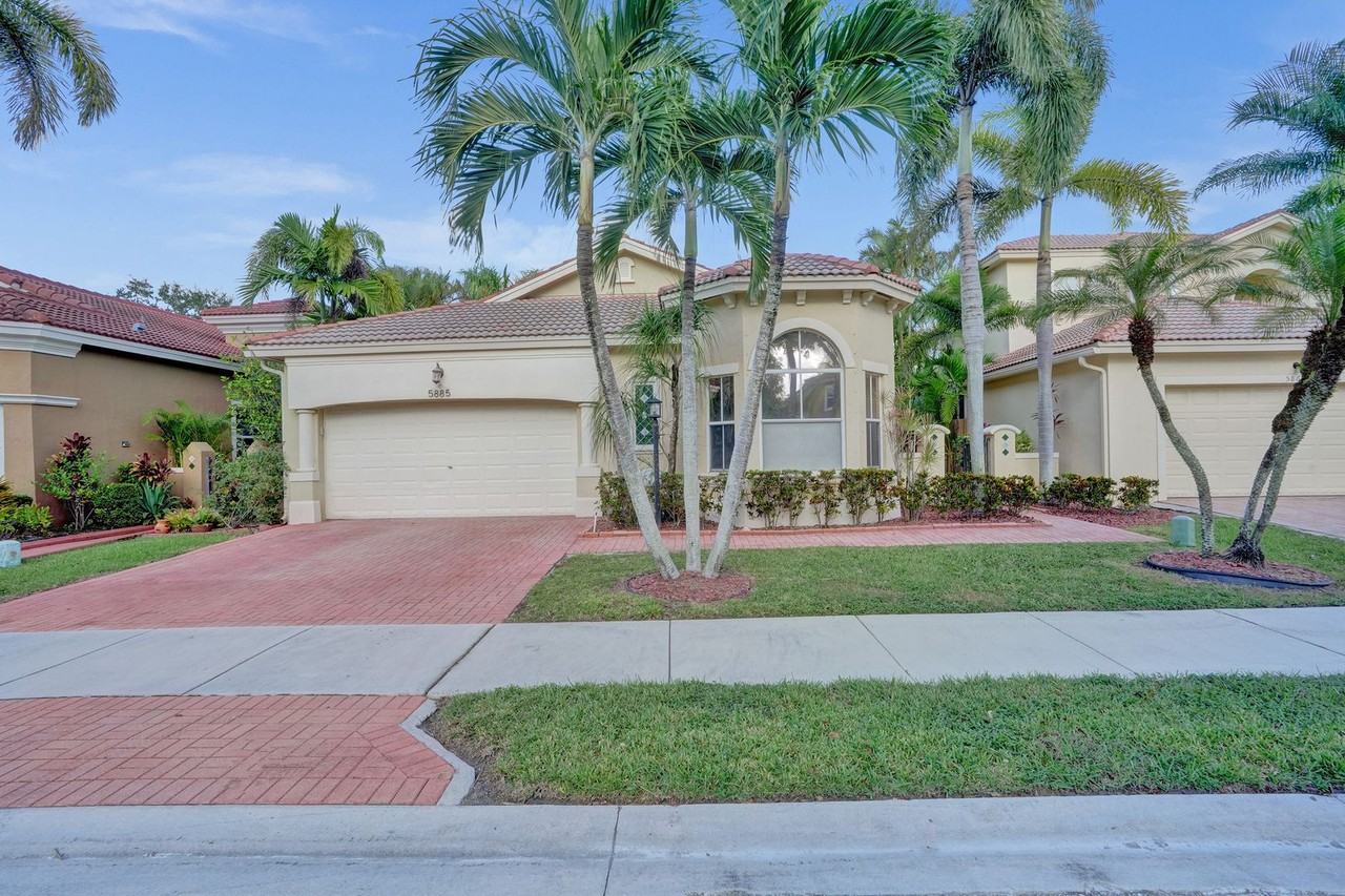 5885 Nw 121st Ter - Photo 4 of 38