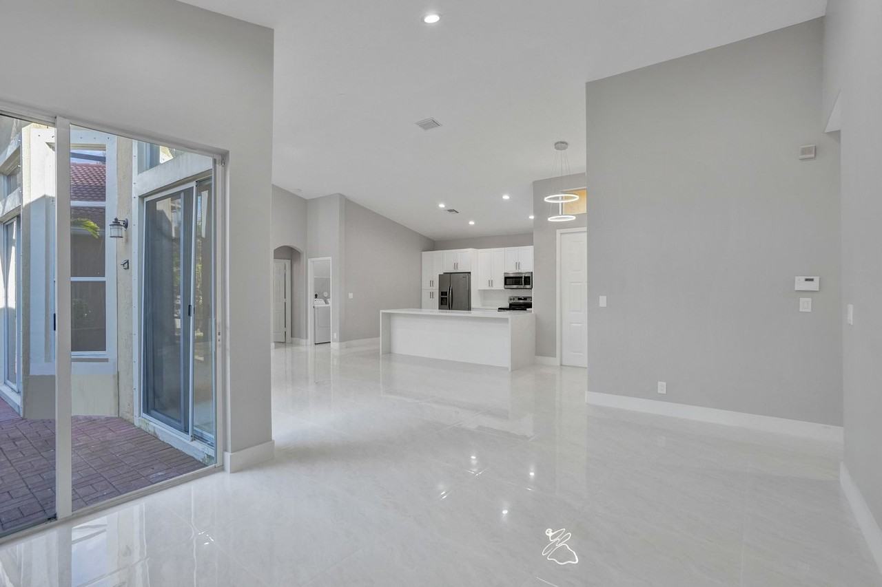 5885 Nw 121st Ter - Photo 5 of 38