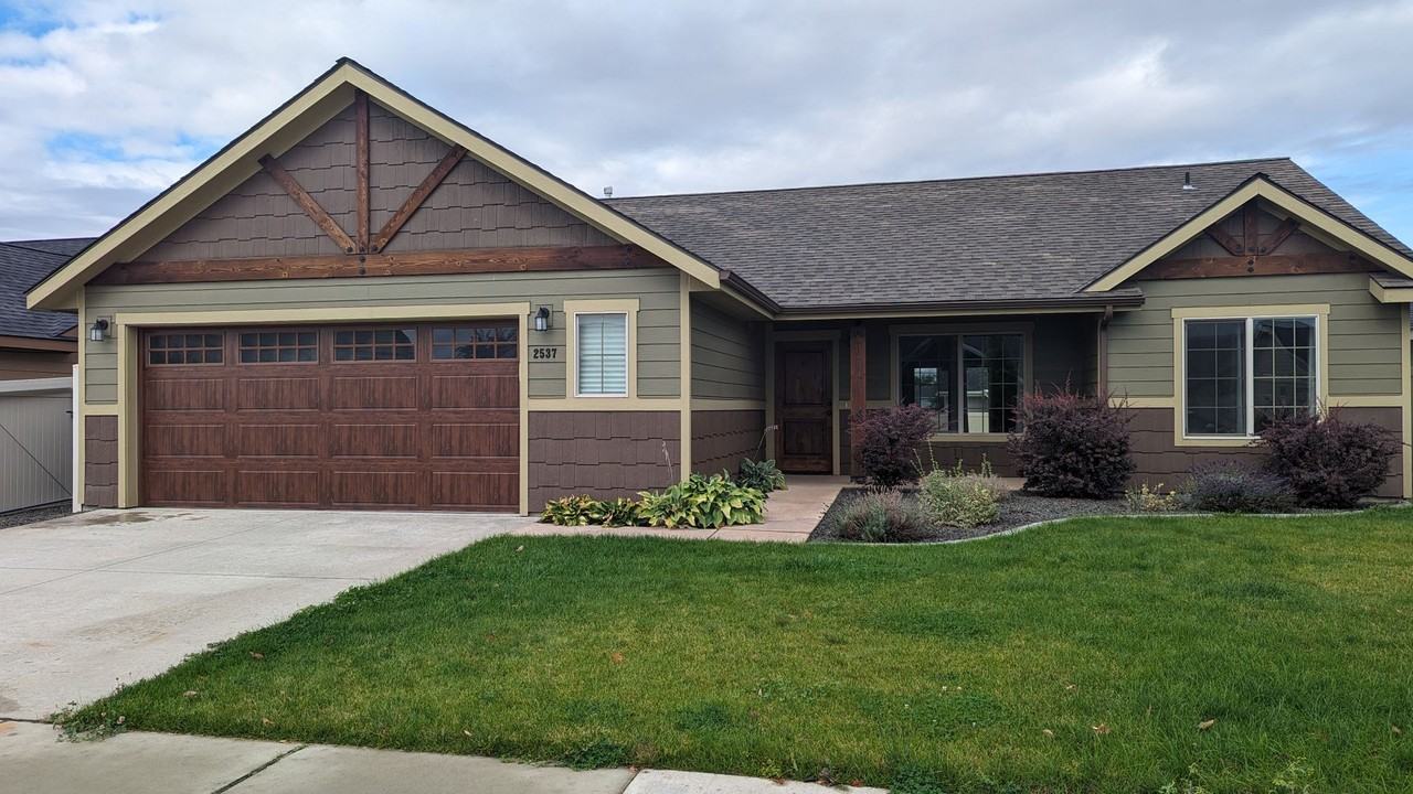 2537 N Lehigh Ct - Photo 2 of 24