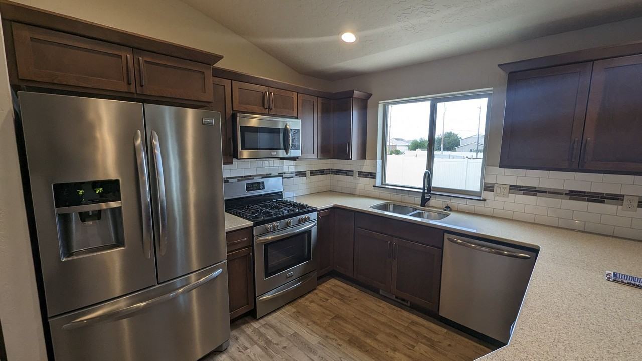 2537 N Lehigh Ct - Photo 3 of 24