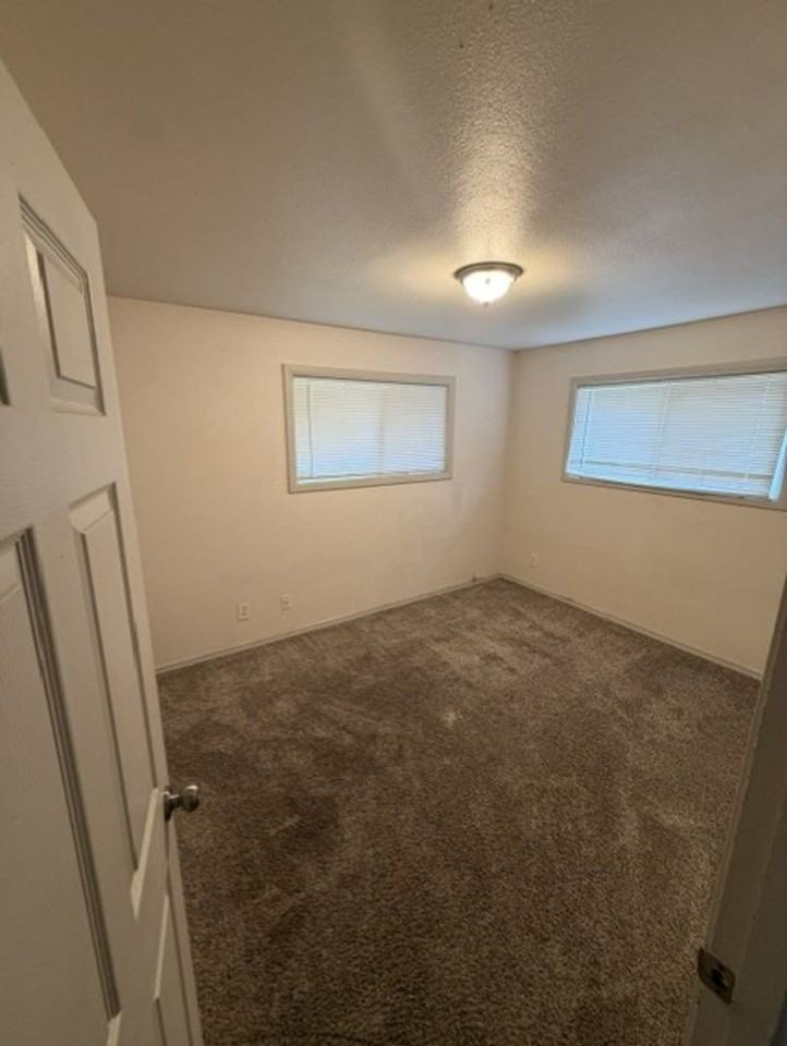 512 S Yew St - Photo 2 of 15