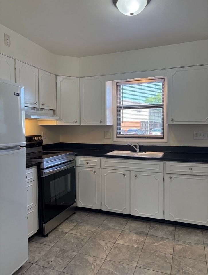Spacious 3 Bedroom Townhome Available Now – Great Location! - Photo 4 of 20