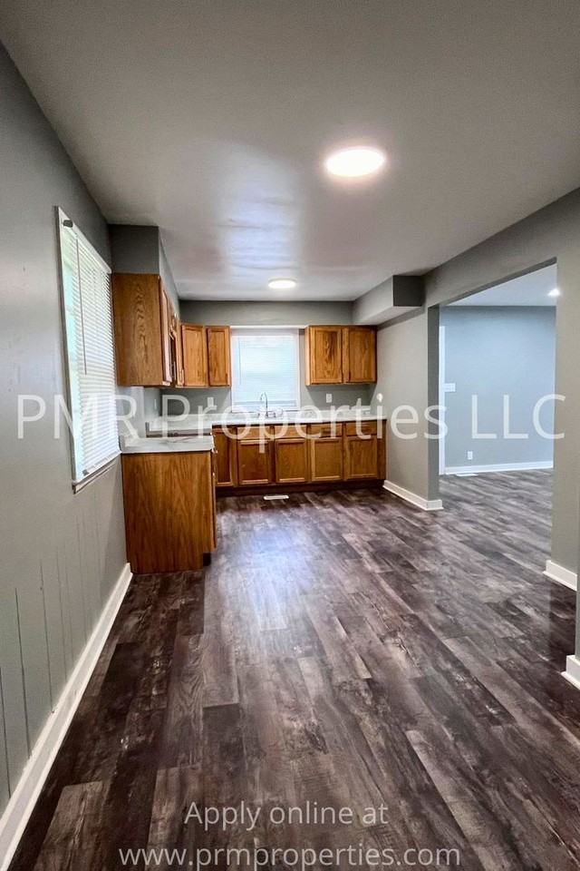 905 Logan St - Photo 3 of 19