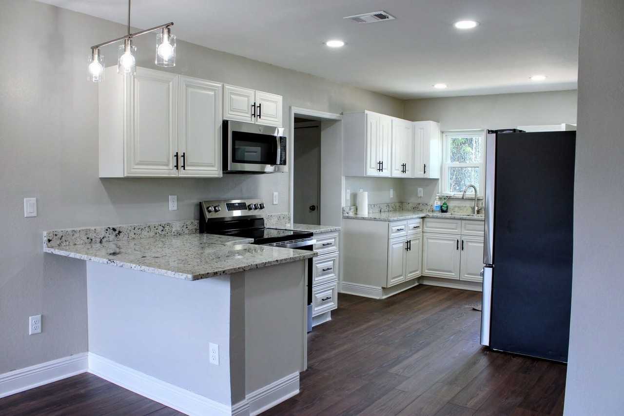 1206 N Oregon Ave - Photo 3 of 15