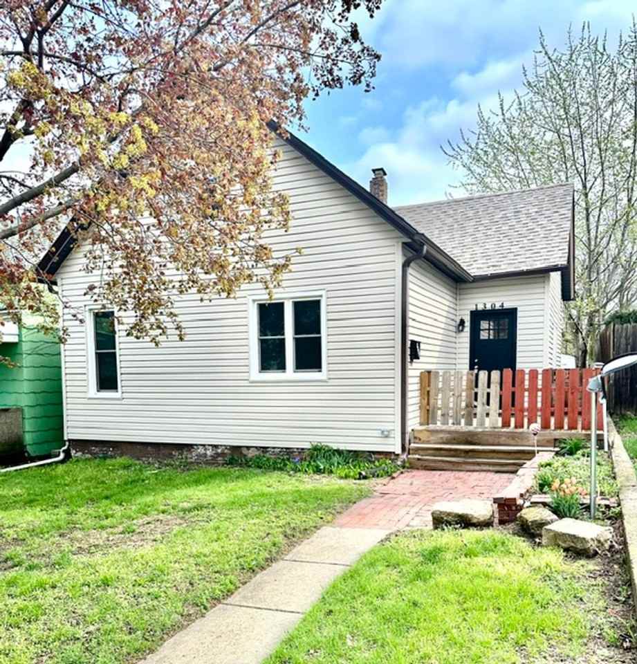 1304 Buffalo St - Photo 2 of 22
