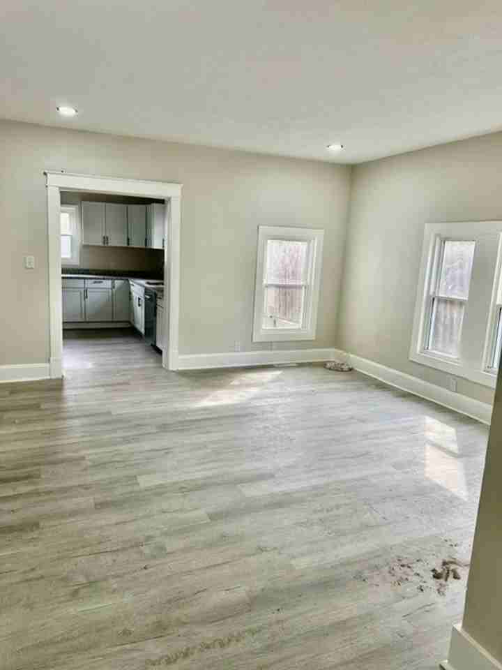 1304 Buffalo St - Photo 3 of 22