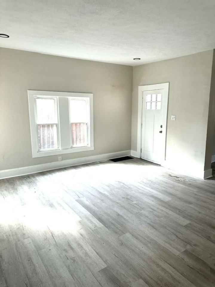 1304 Buffalo St - Photo 6 of 22