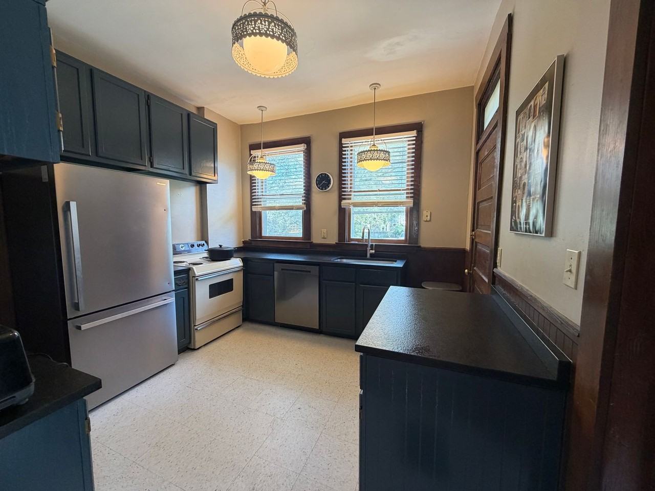 1125 W Jefferson Blvd - Photo 2 of 10