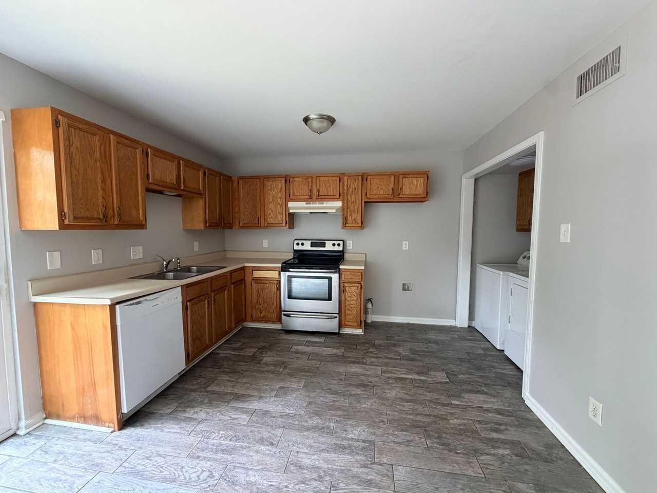 8702 White Rock Ln - Photo 4 of 13