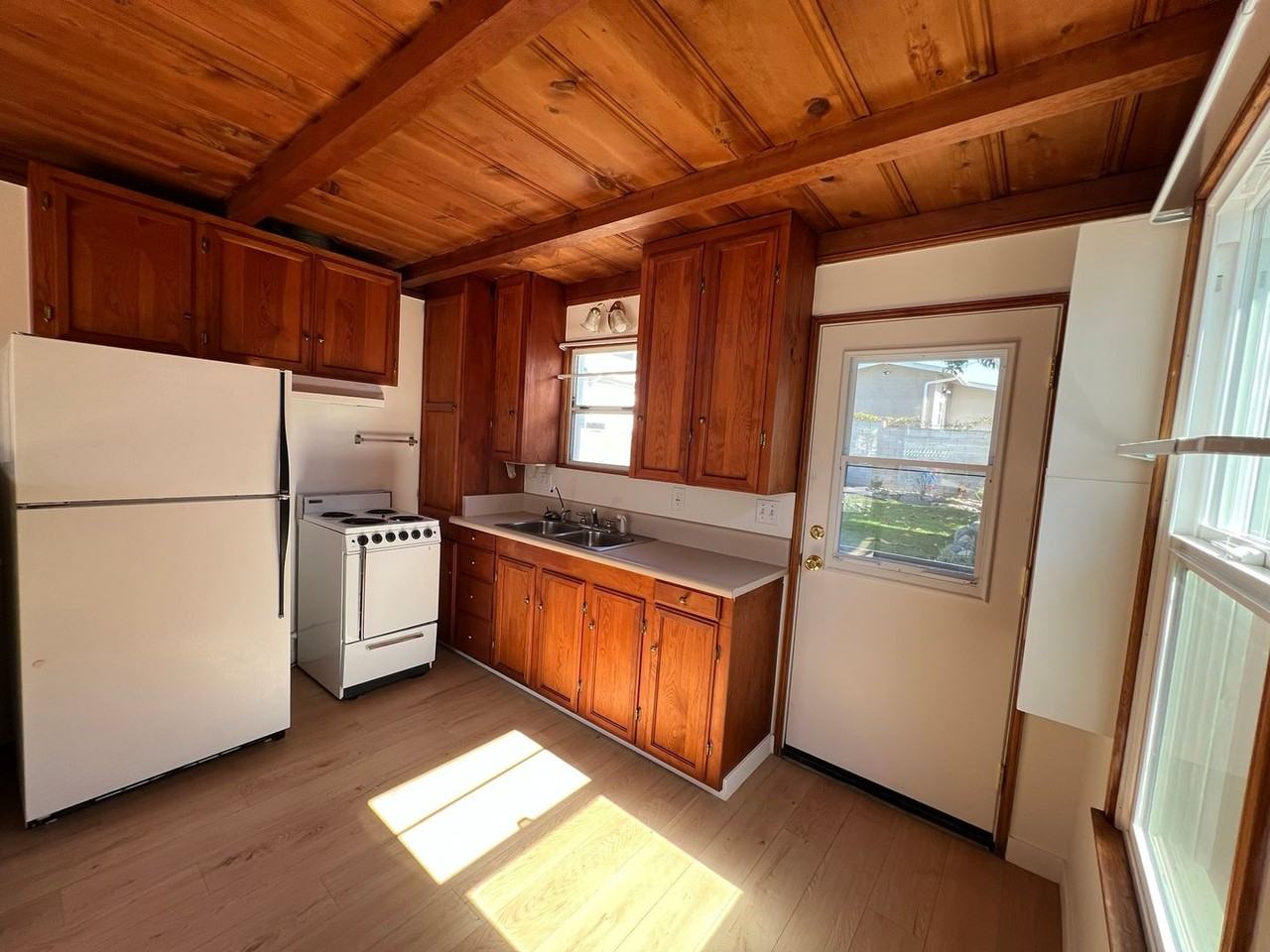 930 Anchor St - Photo 5 of 17
