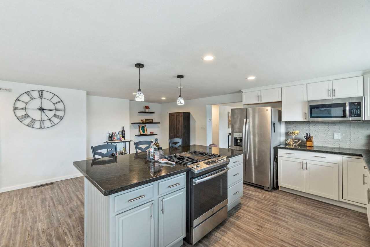 701 Bowman Dr - Photo 5 of 34
