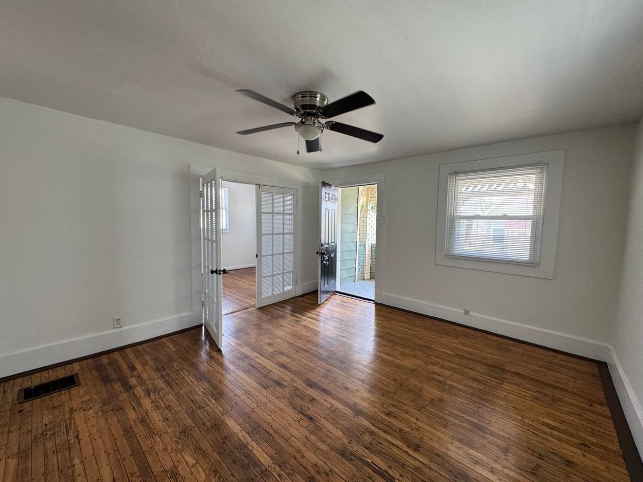 210 N Richland St - Photo 4 of 32