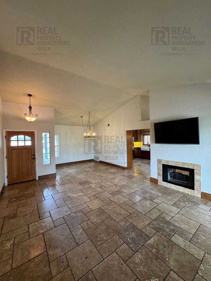 16517 Mountain St - Photo 3 of 42