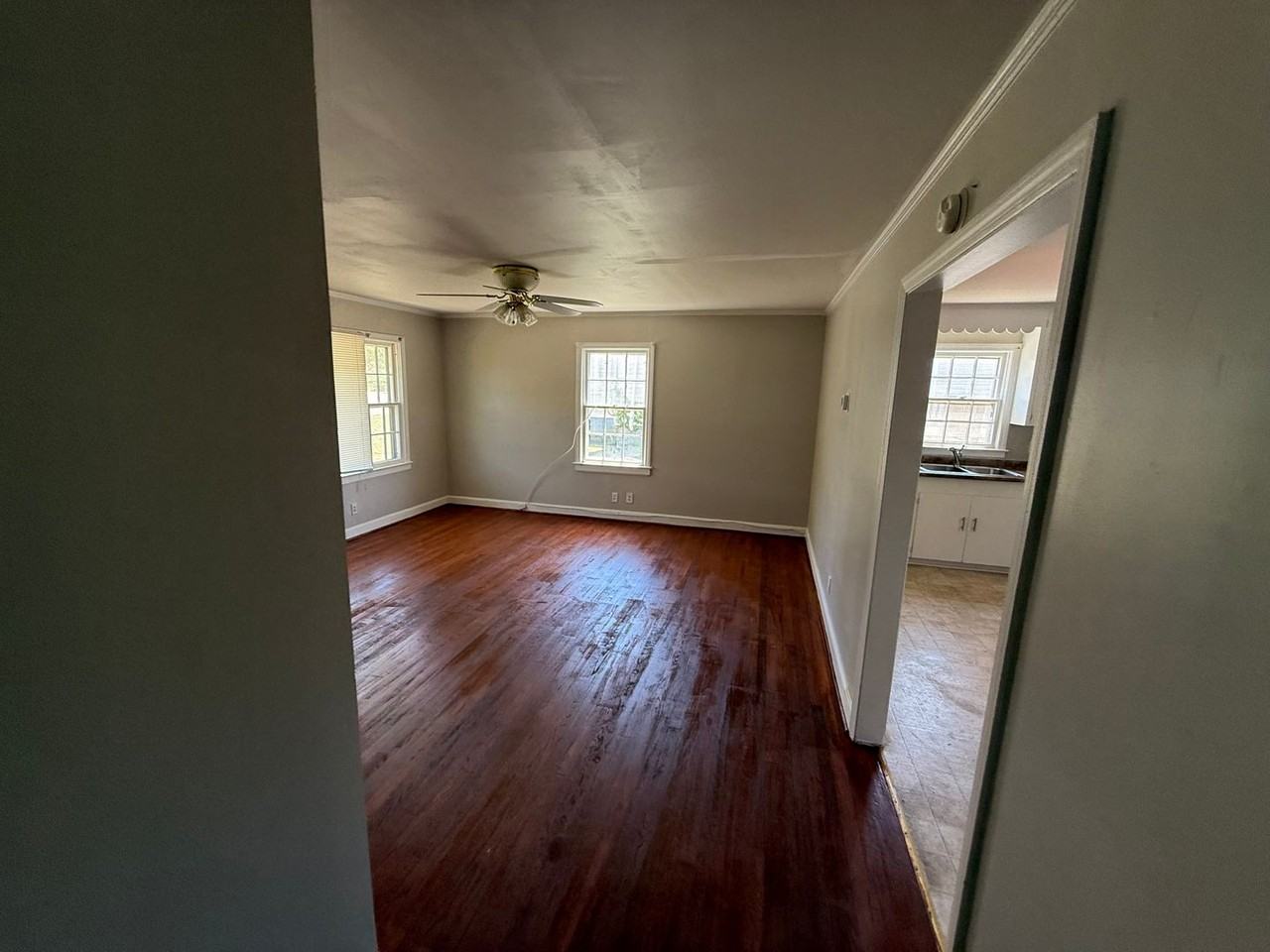 305 N State St - Photo 4 of 11