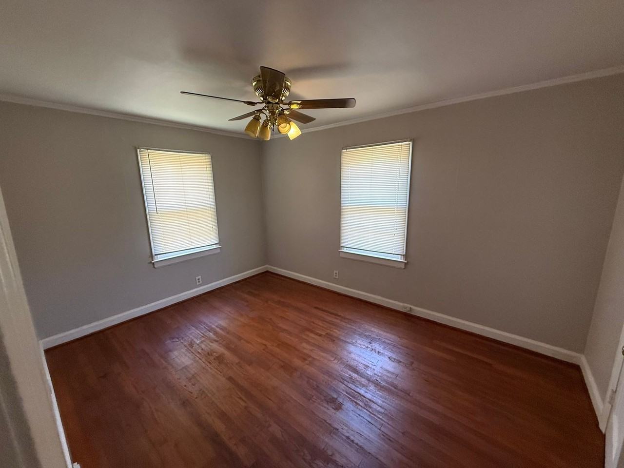305 N State St - Photo 6 of 11