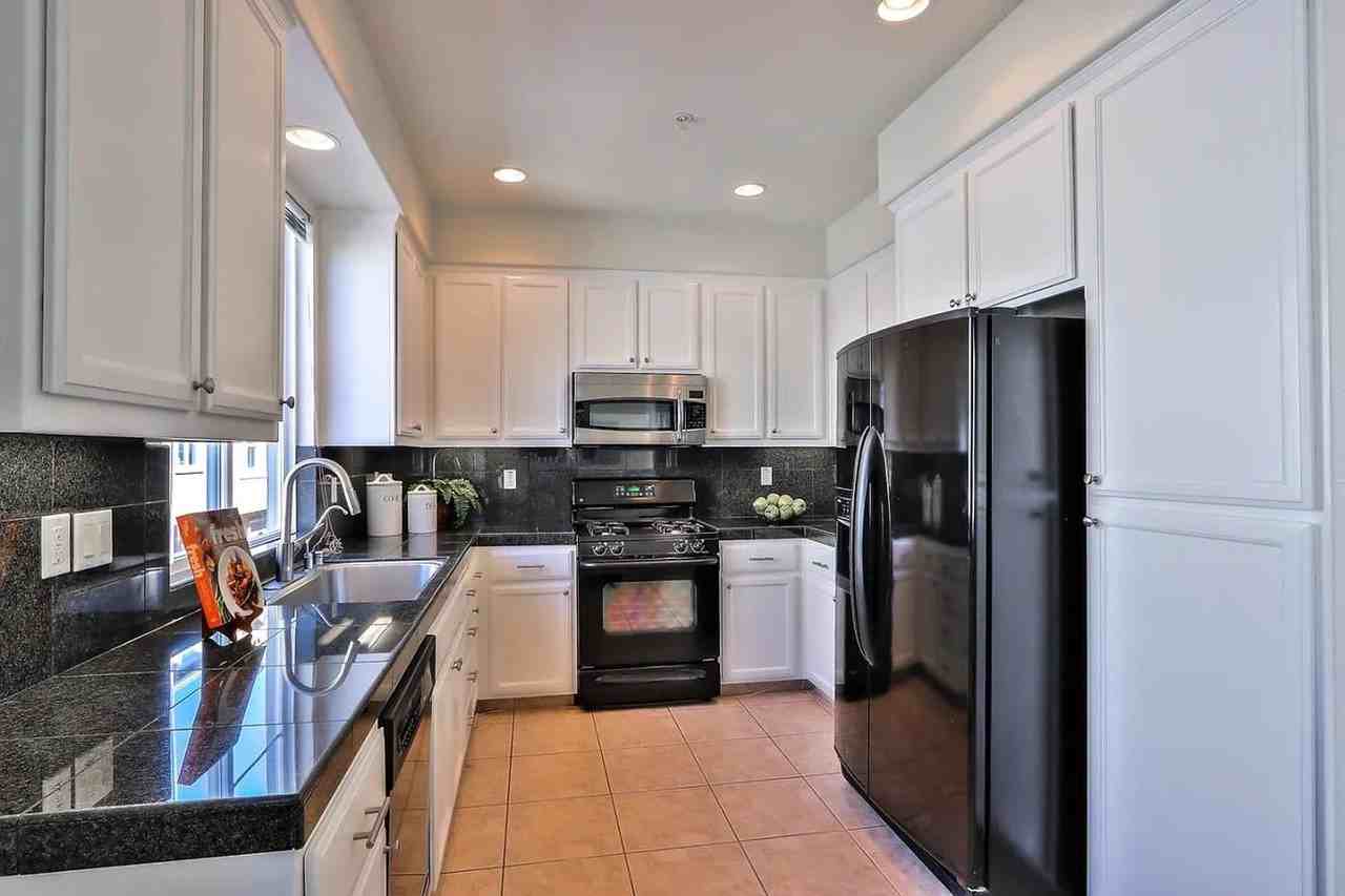 1933 Silva Pl - Photo 7 of 22