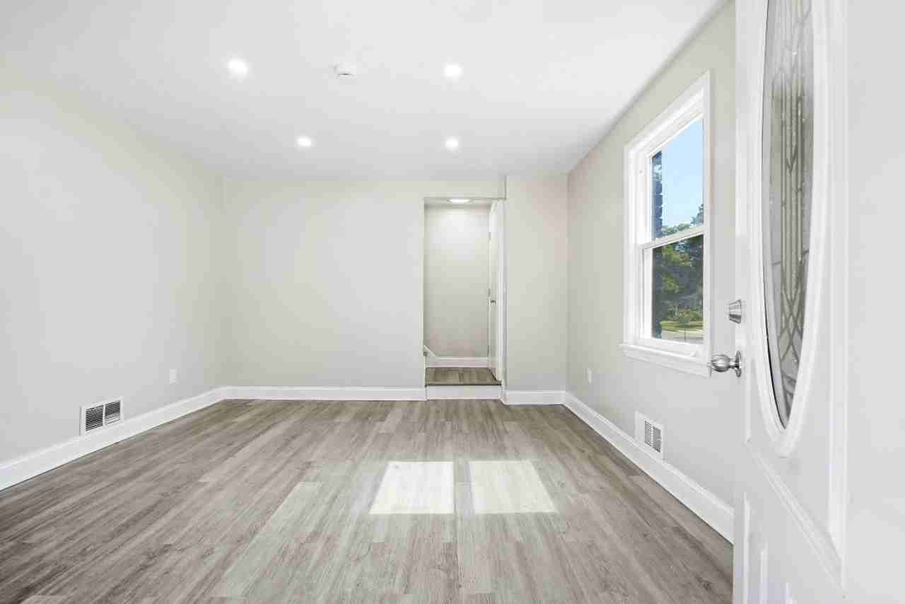 5204 Lackawanna St - Photo 3 of 30