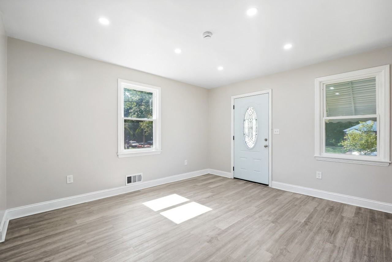 5204 Lackawanna St - Photo 5 of 30