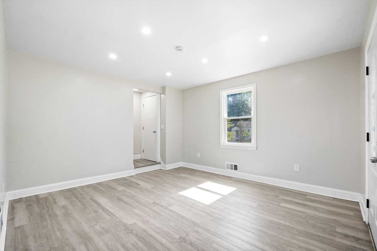 5204 Lackawanna St - Photo 6 of 30