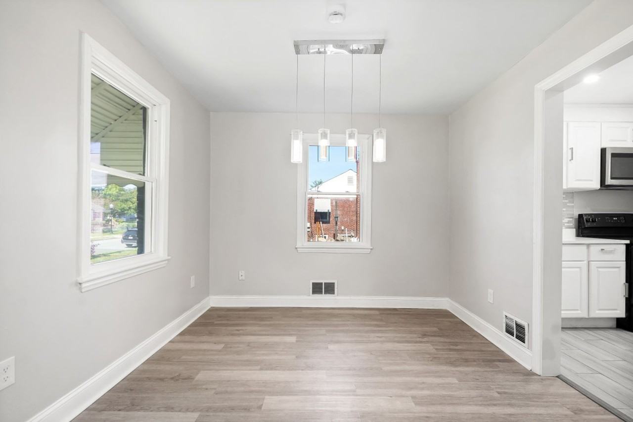 5204 Lackawanna St - Photo 7 of 30