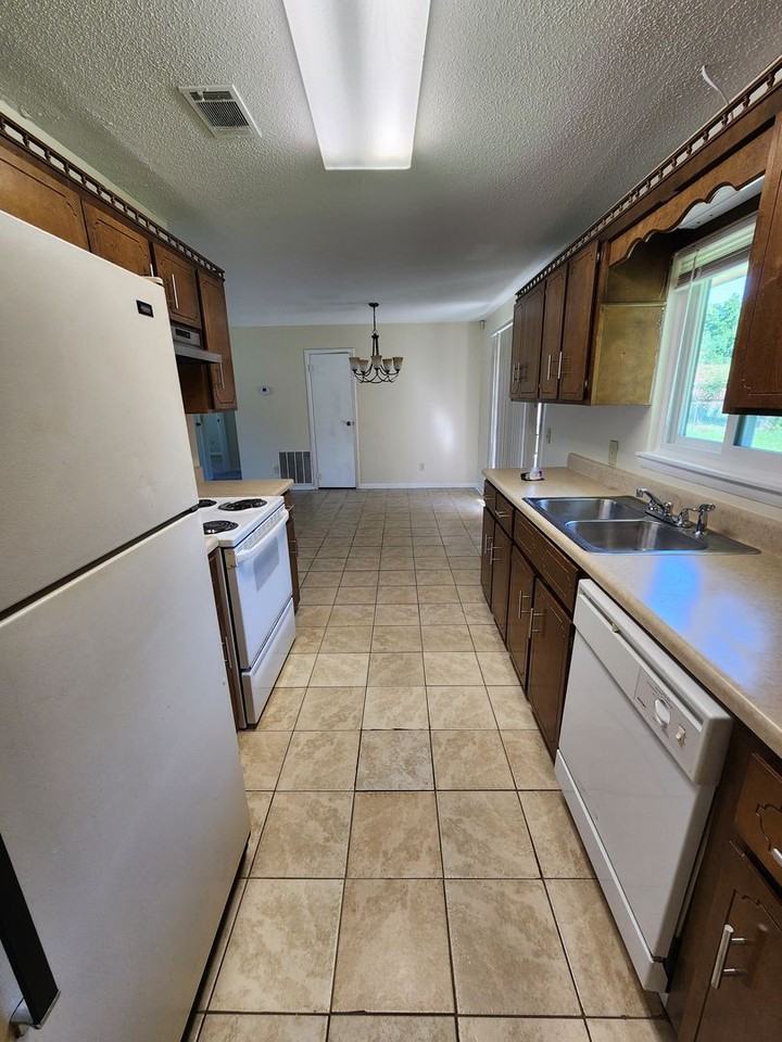 802 Margaret Rd - Photo 7 of 22