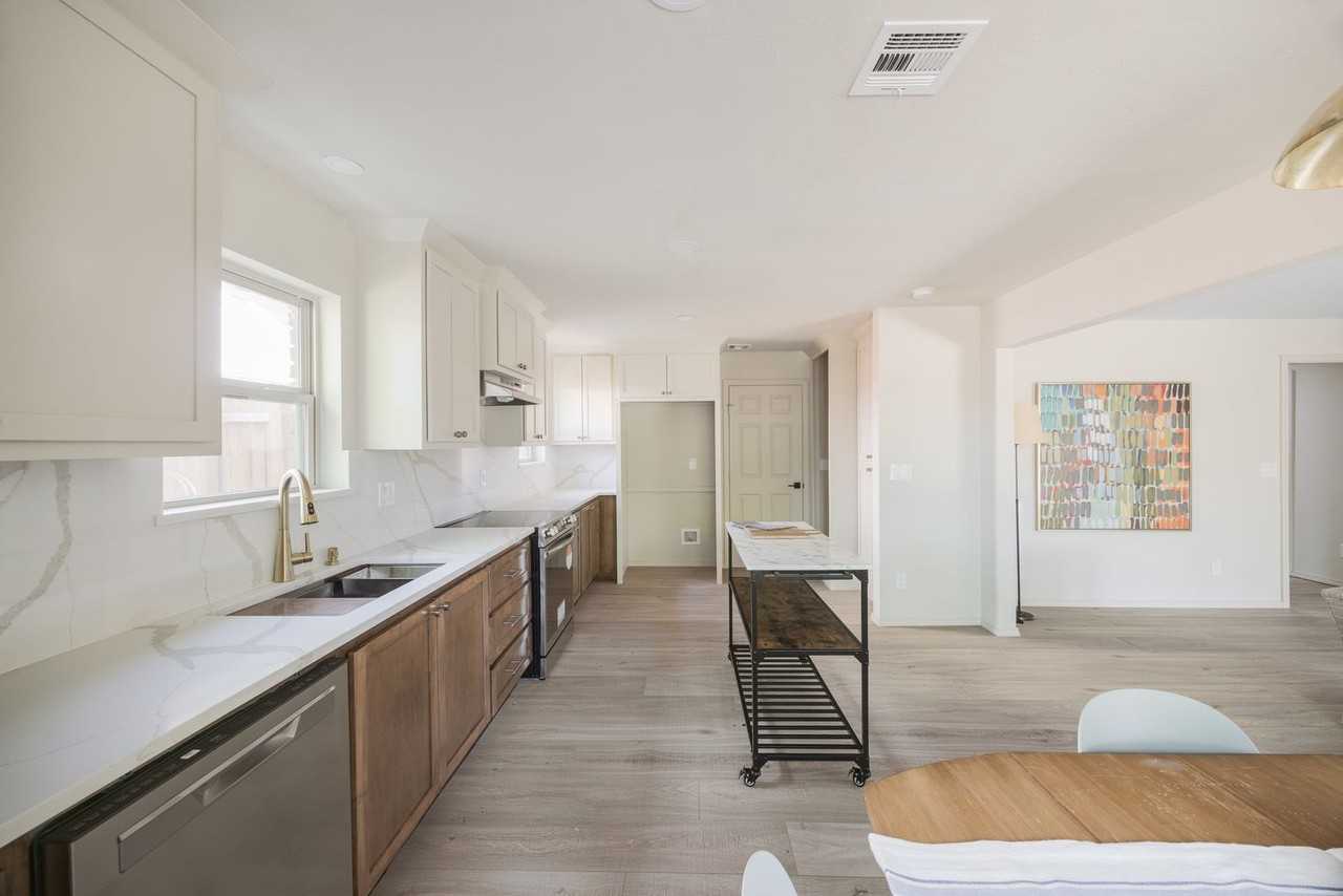 2716 Carlton Way - Photo 4 of 15