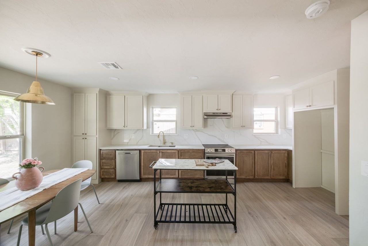 2716 Carlton Way - Photo 5 of 15