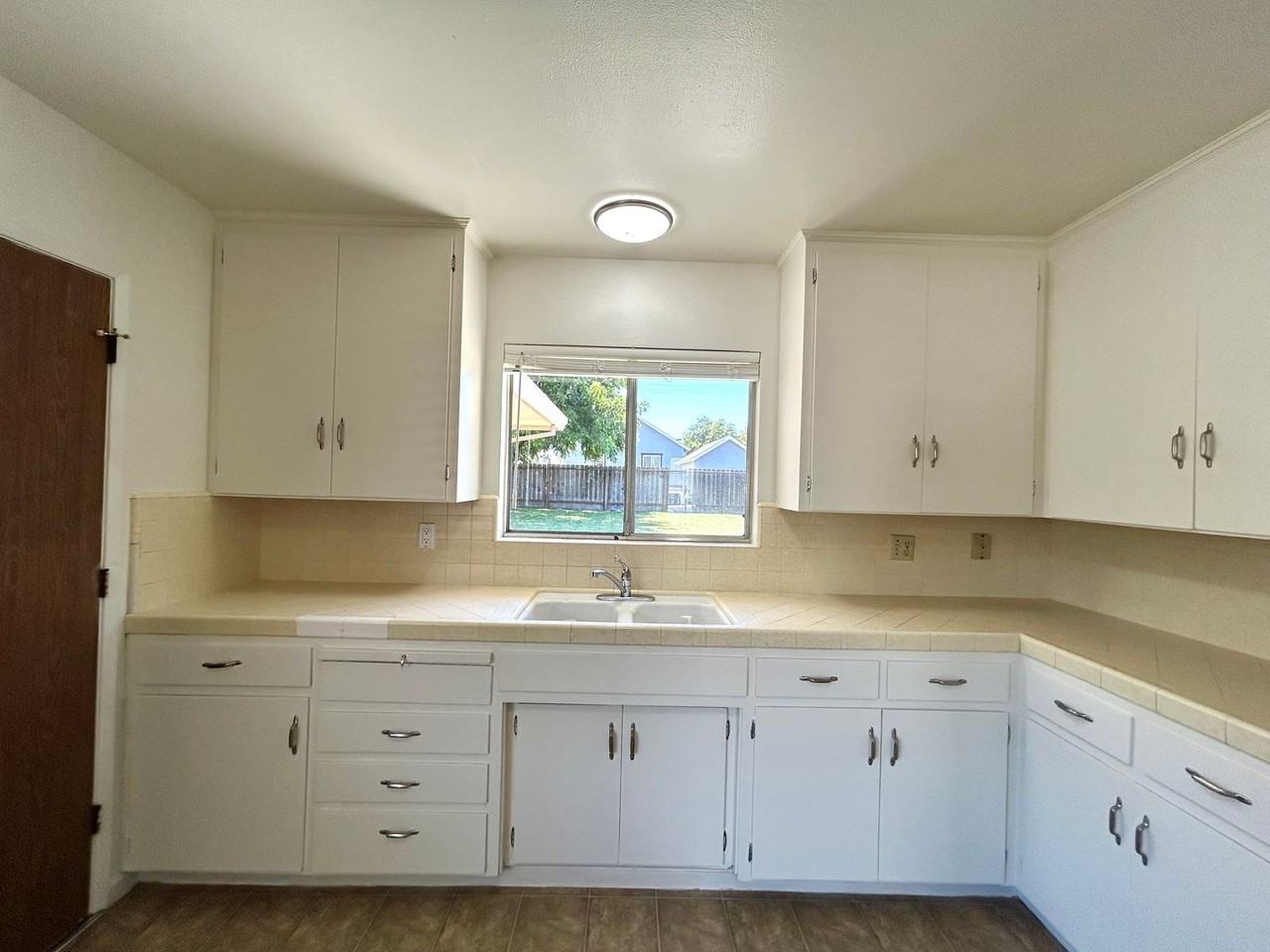 960 Suiter St - Photo 2 of 14