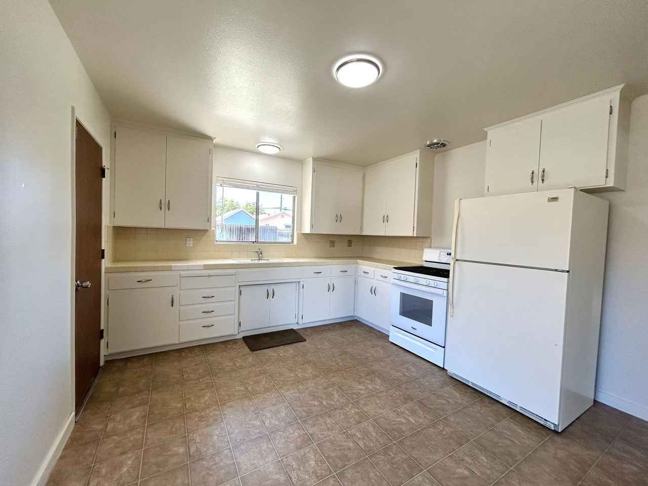 960 Suiter St - Photo 4 of 14