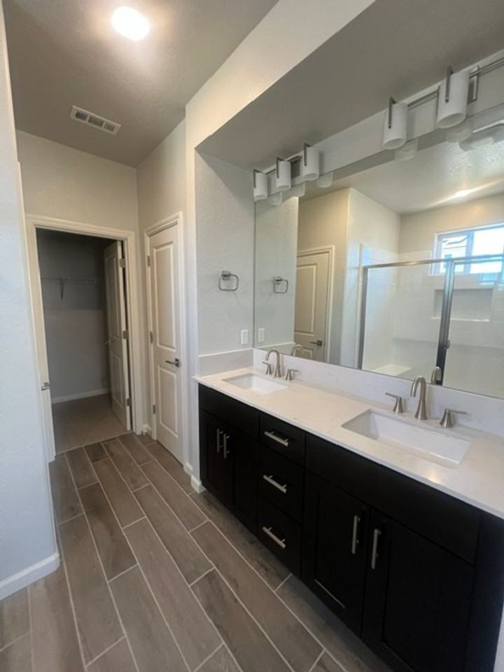 873 E Eclipse Ave - Photo 2 of 4