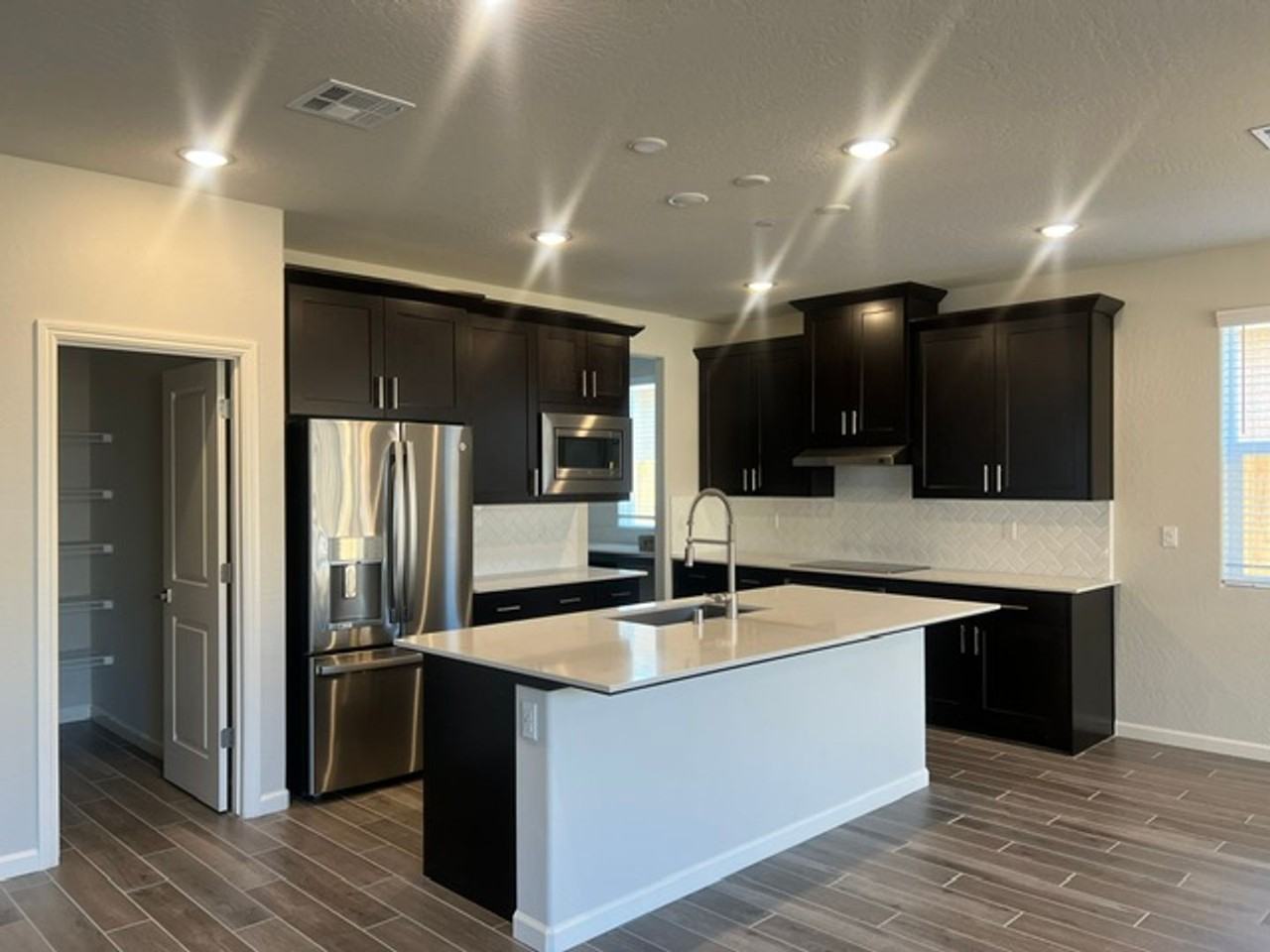 873 E Eclipse Ave - Photo 3 of 4