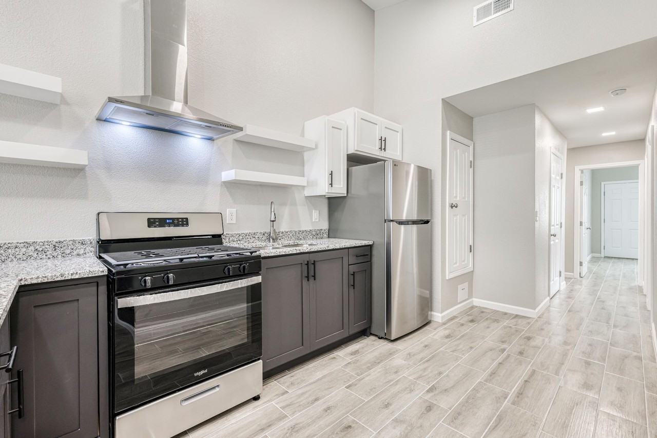 10028 Cross St - Photo 3 of 50