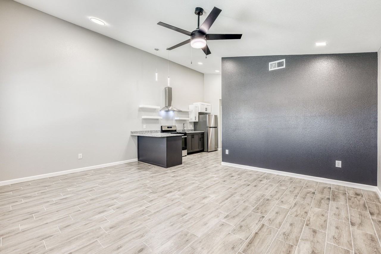 10028 Cross St - Photo 4 of 50
