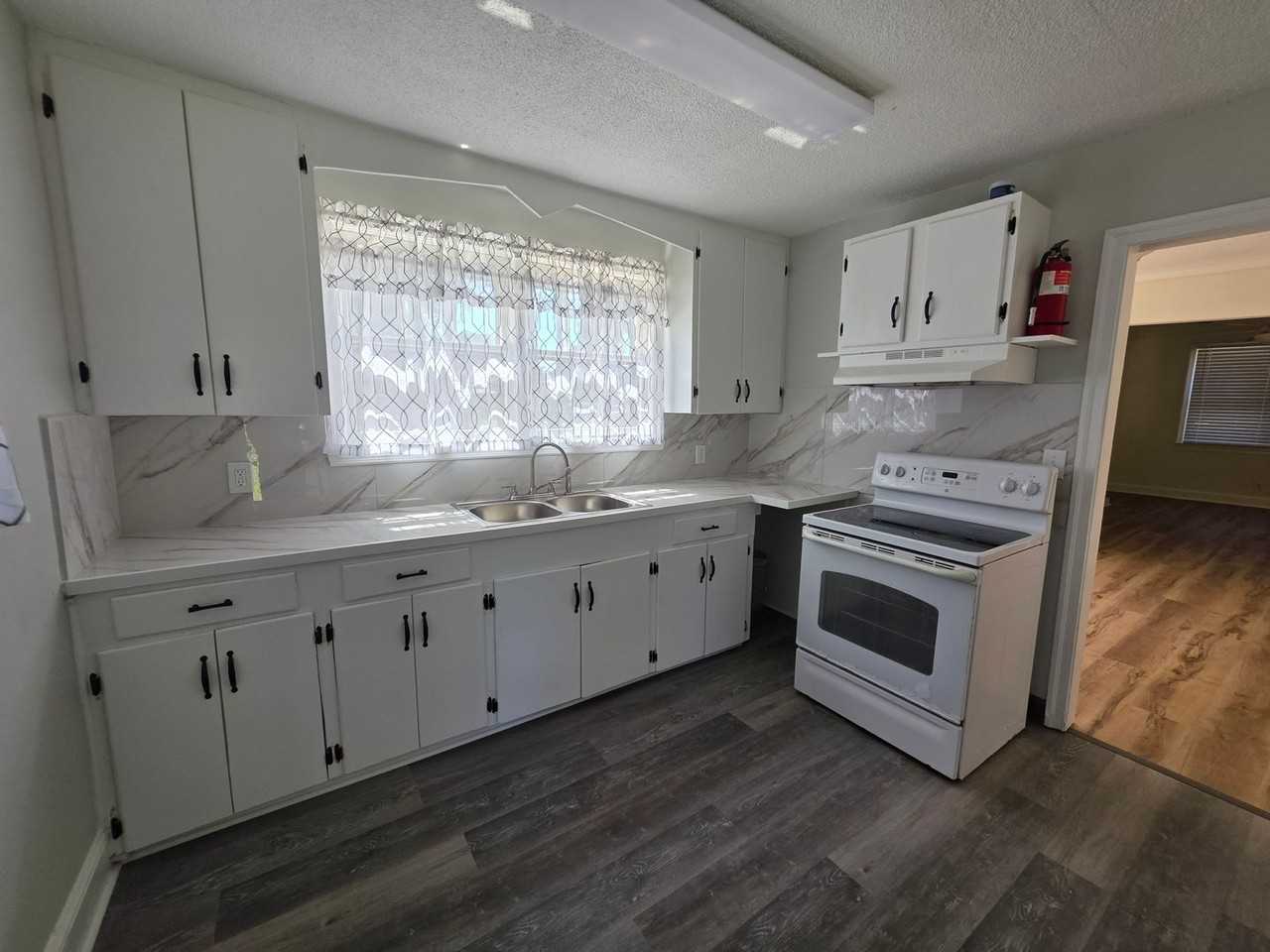3015 English Ave - Photo 6 of 13