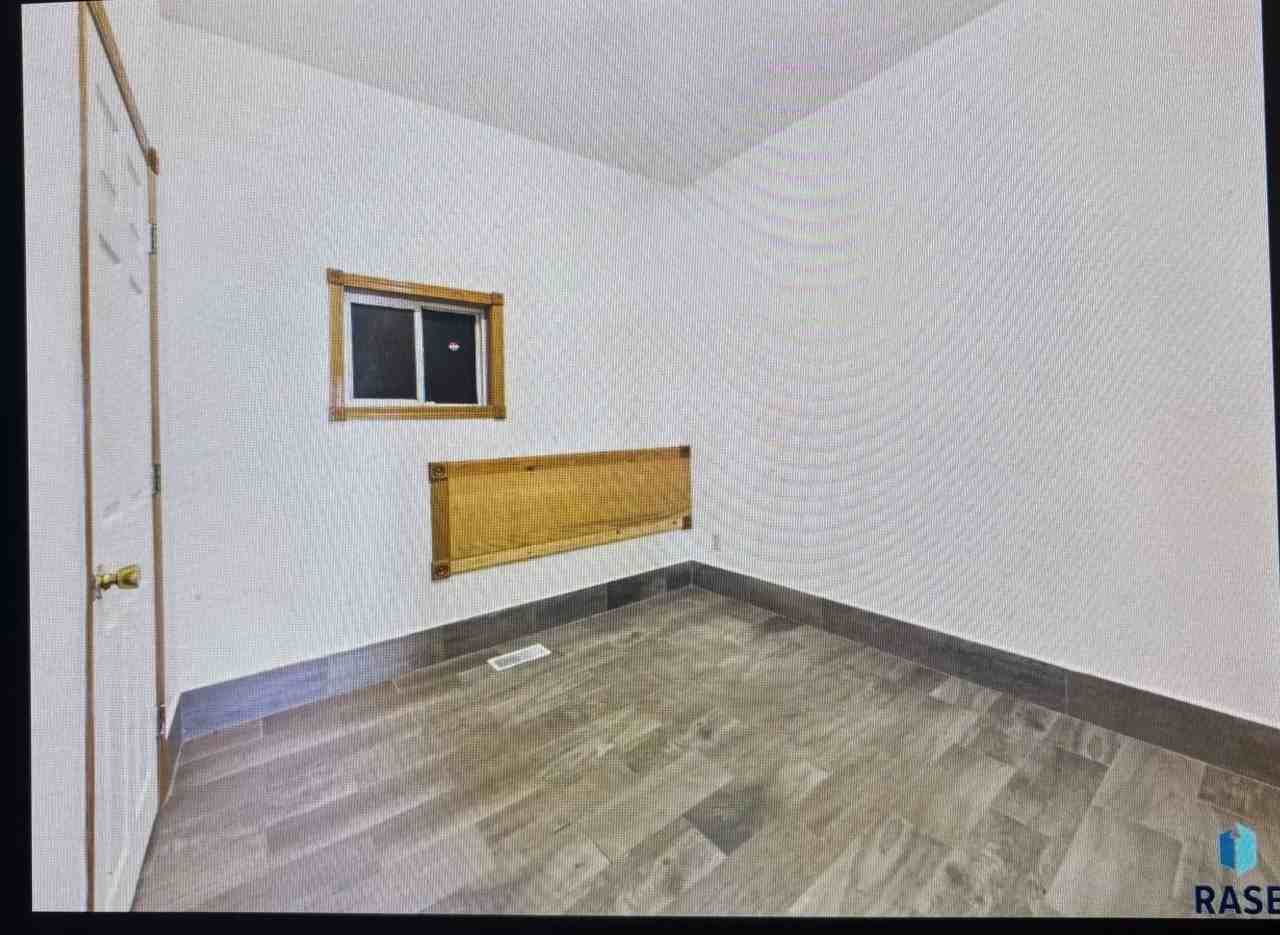 1017 E 8th St - Photo 5 of 11