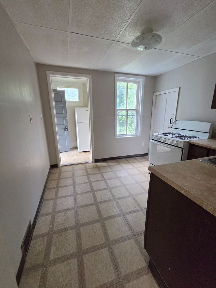 519 E 6th St #4 - Photo 3 of 8